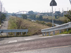 間久里新田橋にて